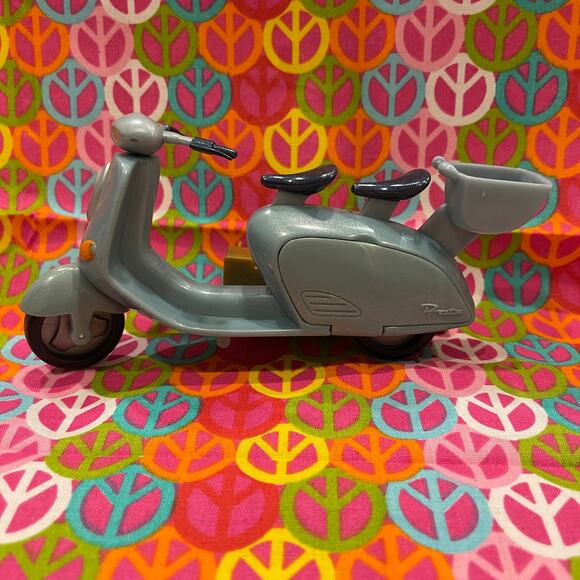 Lil' Bratz 2002 Blue Vespa Moped Scooter Two Seats Radio Compartment - Picture 1 of 6